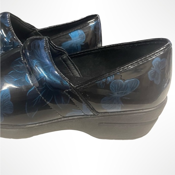 Savvy nursing clogs size 8.5.  Black with blue floral and butterfly designs. - Picture 3 of 6